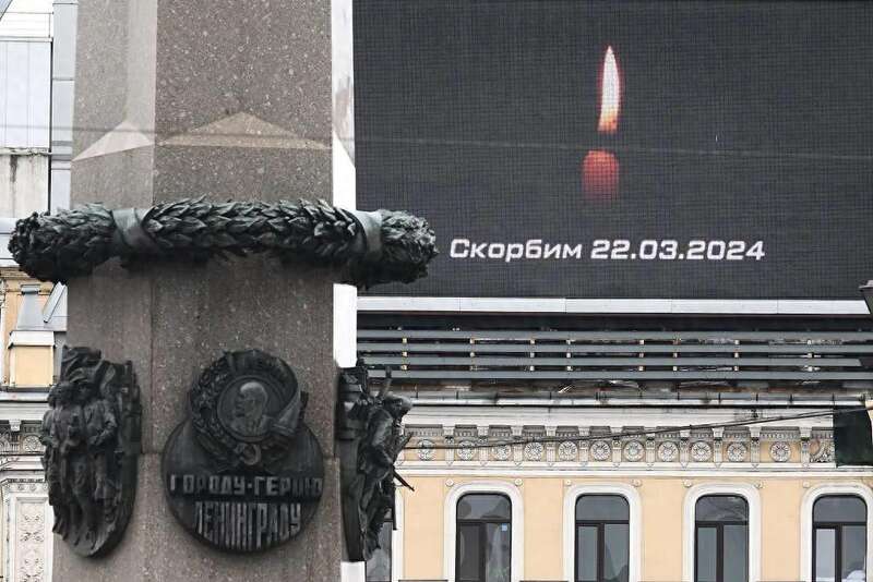 莫斯科火车站附近的一个屏幕上打出标语，悼念恐怖袭击事件的遇难者