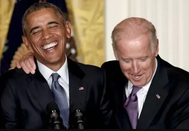 时任美国总统奥巴马发表讲话时与他的副手、副总统拜登互动 时任美国总统奥巴马发表讲话时与他的副手、副总统拜登互动