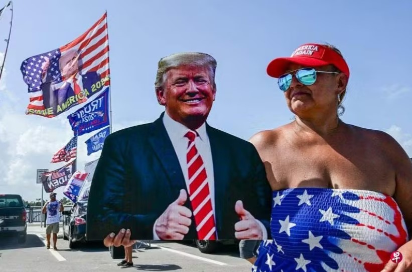 支持者星期天(7月14日)在佛罗里达州举行名为“我们信任特朗普”的大篷车活动为他造势 ... 支持者星期天(7月14日)在佛罗里达州举行名为“我们信任特朗普”的大篷车活动为他造势 ...